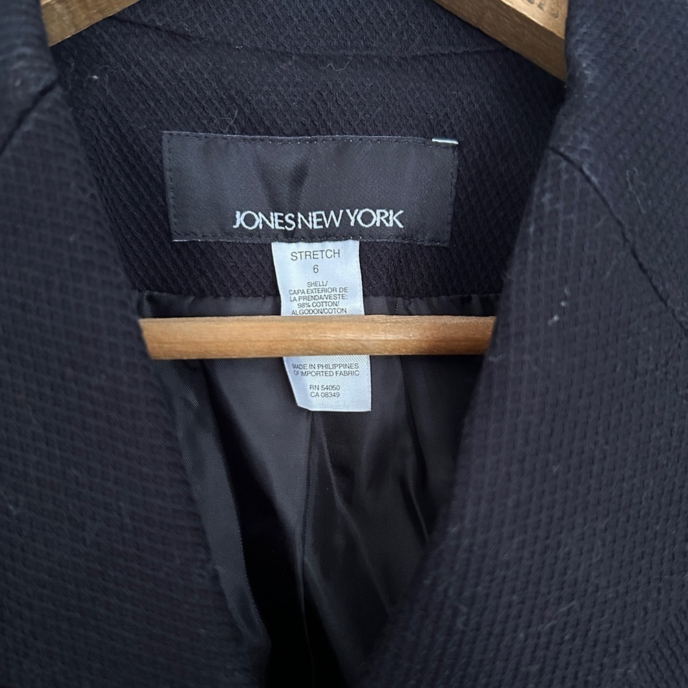 Jones  New York Navy Blue Cropped Cotton and Lycra Blazer Size 6 - Picture 2 of 9
